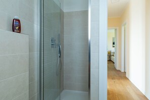Douche, sèche-cheveux, bidet, serviettes fournies