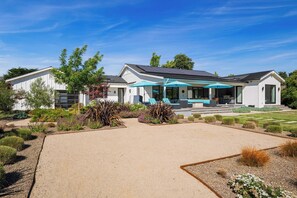 House (3 Bedrooms) | Interior - Luxe, Pool, Spa, Fire Pit, Game Room, Piano Sonoma Pool Retreat by Avantstay (Kenwood)