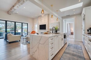 House (3 Bedrooms) | Interior - Luxe, Pool, Spa, Fire Pit, Game Room, Piano Sonoma Pool Retreat by Avantstay (Kenwood)