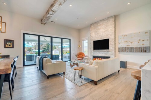 Luxe, Pool, Spa, Fire Pit, Game Room, Piano Sonoma Pool Retreat by Avantstay