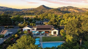 House (3 Bedrooms) | Interior - Luxe, Pool, Spa, Fire Pit, Game Room, Piano Sonoma Pool Retreat by Avantstay (Kenwood)