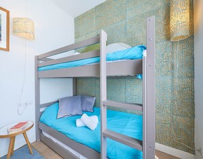 3 chambres, fer et planche à repasser