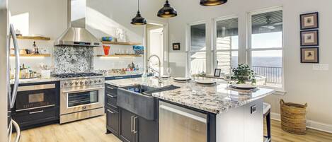 Fridge, microwave, stovetop, dishwasher