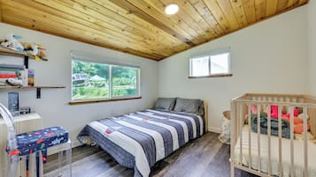2 bedrooms, desk, travel cot, WiFi