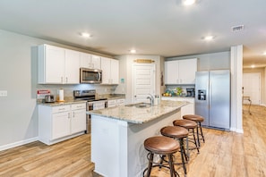 Fridge, microwave, dishwasher, coffee/tea maker - 6 Mi to Gulf Shores Beach: Family Getaway! (Foley)