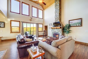 TV, fireplace - Mountain-View Deck: Group Getaway in Fleetwood (Fleetwood)