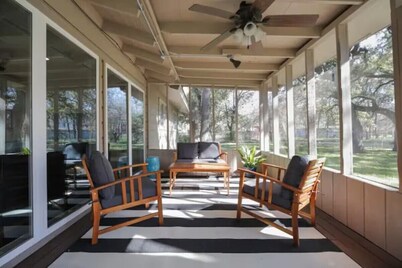 Charming 3-BDR East Austin Retreat with Spacious Backyard