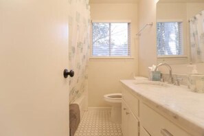 ヘアドライヤー、タオル、石鹸、トイレットペーパー