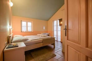 4 bedrooms, iron/ironing board, free WiFi, bed sheets