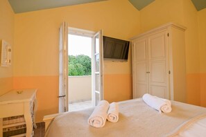 4 bedrooms, iron/ironing board, free WiFi, bed sheets