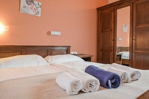4 bedrooms, iron/ironing board, free WiFi, bed sheets