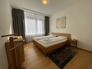 1 bedroom, desk, iron/ironing board, WiFi