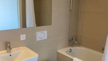 Secador de pelo y toallas