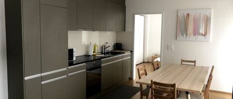 Ovn, kokeplater og kjøkkenutstyr