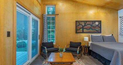 Nordic Tiny Cottage - 1 Acre property & walk to Black Mountain