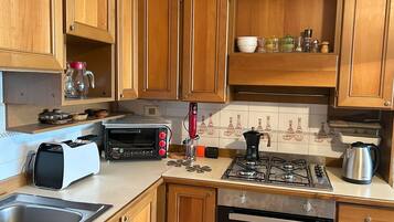 Kylskåp, ugn, kaffe- och tebryggare och vattenkokare