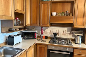 Kühlschrank, Ofen, Herdplatte, Wasserkocher mit Kaffee-/Teezubehör