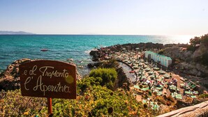 A coastal view with a sign reading "e de Fronte di L'Aprutino." - Apartment Blue Sea with sea view (Talamone)