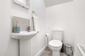 Haartrockner, Handtücher, Seife, Toilettenpapier