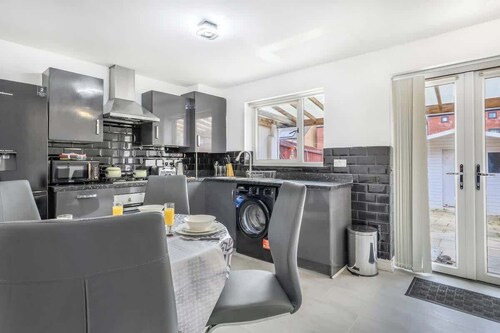 Contractor Base | 3BR House | Parking & Fast Wi-Fi