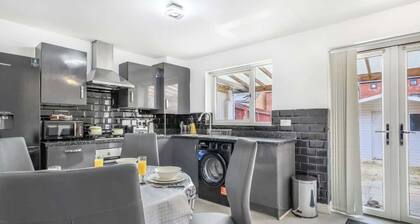 Contractor Base | 3BR House | Parking & Fast Wi-Fi