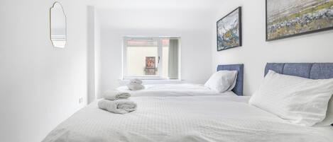 3 sovrum, skrivbord, strykjärn/strykbräda och resesäng