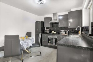 Fridge, microwave, oven, stovetop - Contractor Base - 3BR House - Parking, Fast Wi-Fi (Leicester)