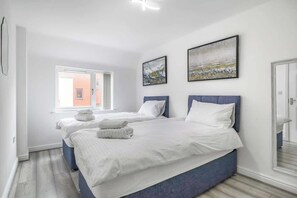 3 Schlafzimmer, Schreibtisch, Bügeleisen/Bügelbrett, Reisekinderbett