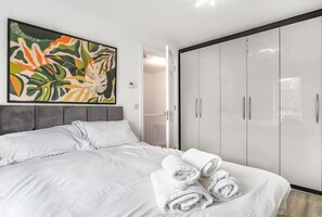 3 bedrooms, desk, iron/ironing board, travel crib