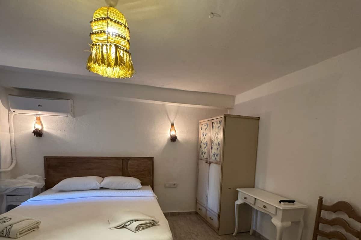 Basic Double or Twin Room | WiFi (free), bed sheets