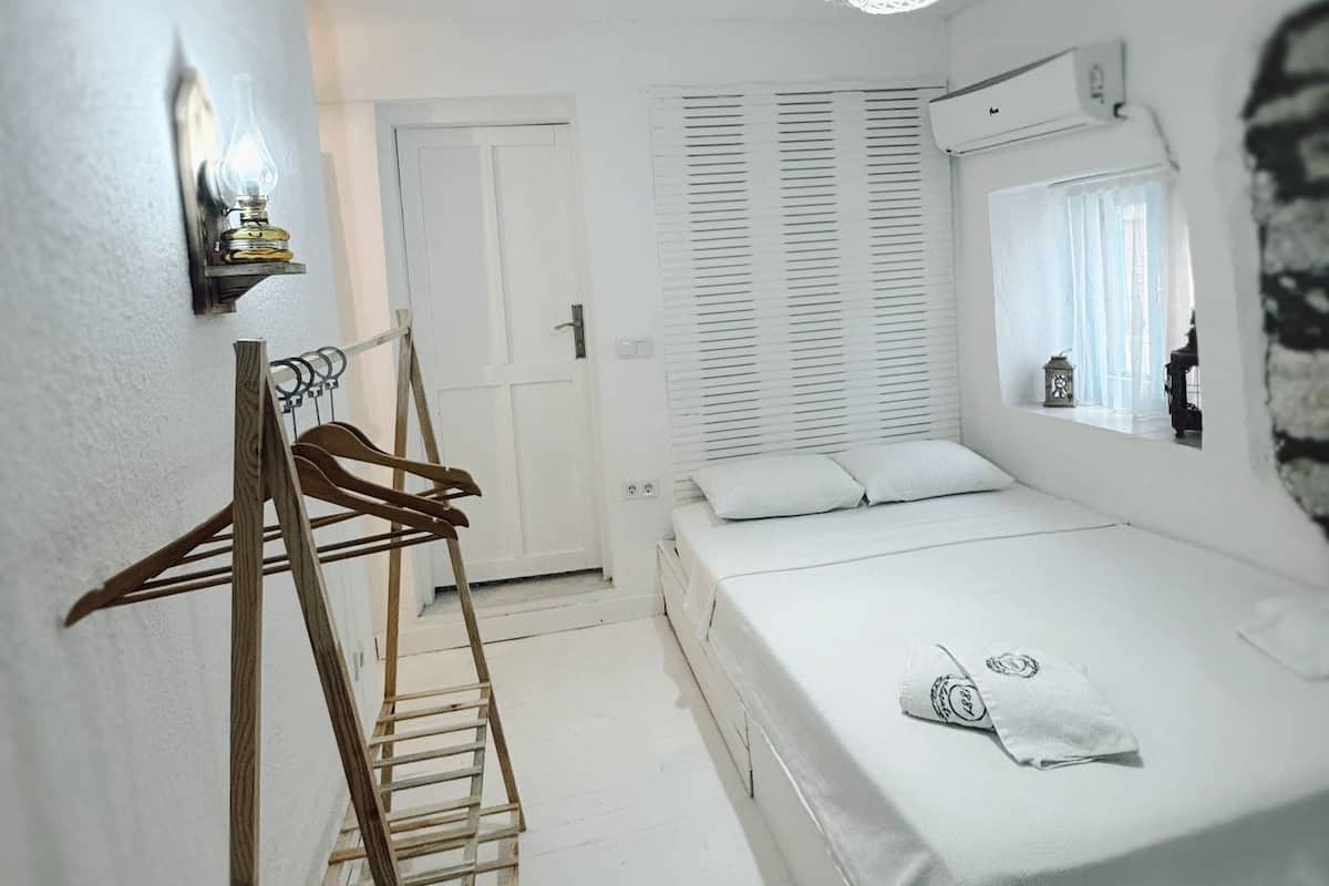 Basic Double Room | WiFi (free), bed sheets