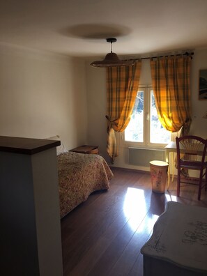 5 slaapkamers, een strijkplank/strijkijzer, wifi, beddengoed