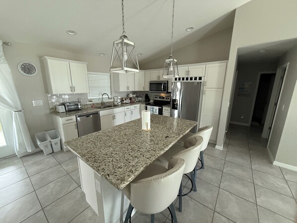 Refrigerador, microondas, horno, placa de cocina