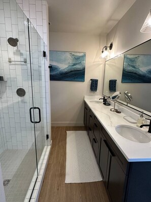 Dusche, Handtücher, Seife, Toilettenpapier