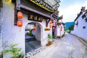Unclassified image, 3 of 12, button - Hongcun Hongyiju Inn (Yi County)