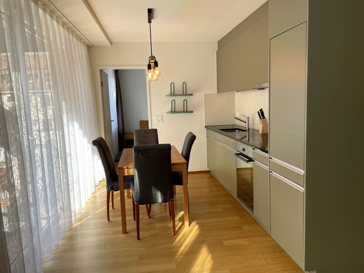 Kühlschrank, Ofen, Herdplatte, Wasserkocher mit Kaffee-/Teezubehör