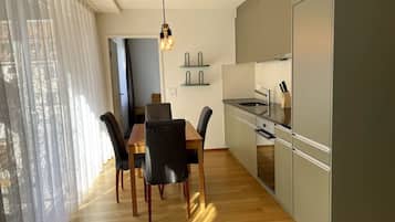 Refrigerador, horno, parrilla de estufa y cafetera y tetera