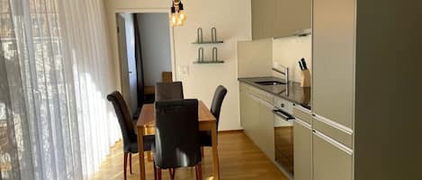 Réfrigérateur, four, plaque de cuisson, cafetière/bouilloire