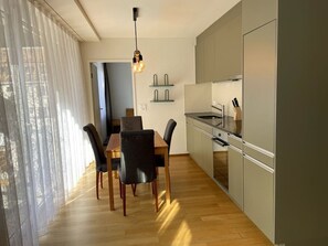 Fridge, oven, stovetop, coffee/tea maker