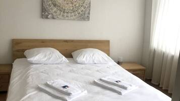 1 habitación, escritorio, tabla de planchar con plancha y wifi