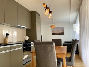 Refrigerador, horno, parrilla de estufa y cafetera y tetera 