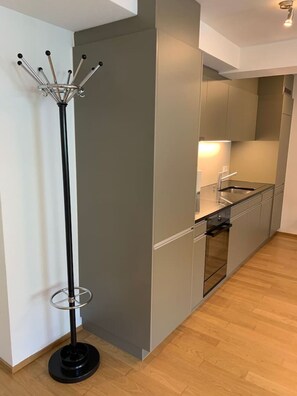 Four, plaque de cuisson, batterie de cuisine, vaisselle et ustensiles