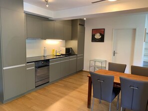 Four, plaque de cuisson, batterie de cuisine, vaisselle et ustensiles