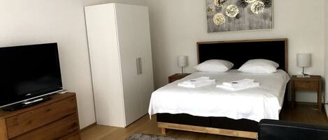 1 bedroom, desk, iron/ironing board, WiFi