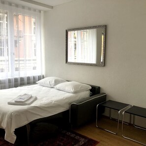 Escritorio, tabla de planchar con plancha, wifi y ropa de cama 