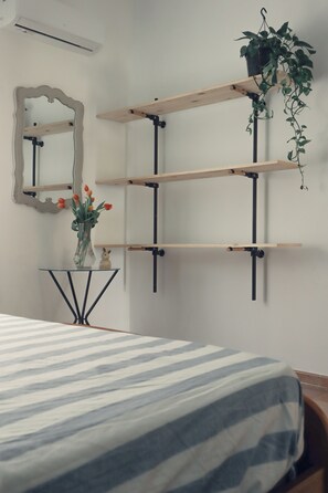 3 slaapkamers, een strijkplank/strijkijzer, wifi, beddengoed