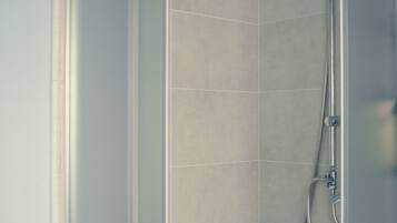 Doccia, asciugacapelli, bidet, asciugamani