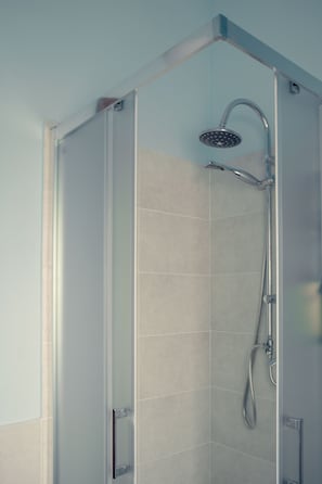 Dusche, Haartrockner, Bidet, Handtücher