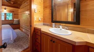 1 slaapkamer, een bureau, een strijkplank/strijkijzer, gratis wifi