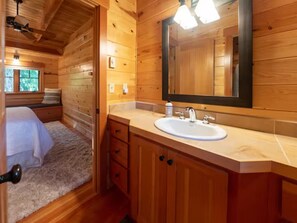 1 slaapkamer, een bureau, een strijkplank/strijkijzer, gratis wifi